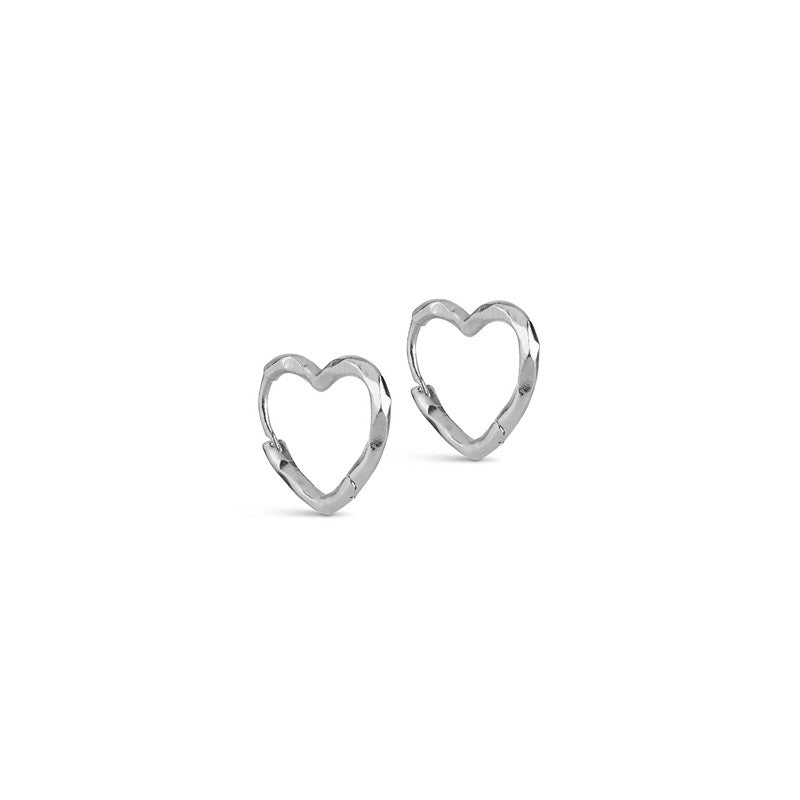 Organic Heart Small øreringe i sølv 14 mm fra Enamel Copenhagen – hjerteformede hoops med organisk design.